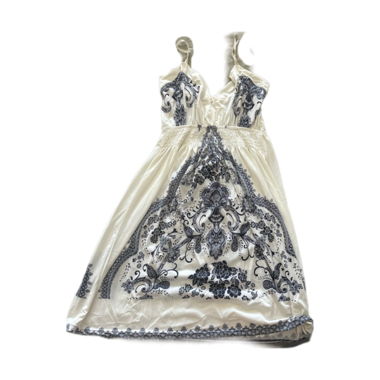 Robe blanche à fines bretelles avec motif