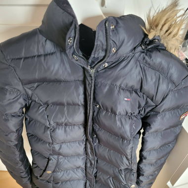 schwarze Tommy Hilfiger Jacke mit Kunstfellkapuze