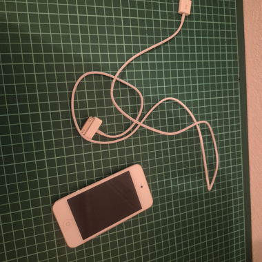 Apple iPod Touch 4 con cavo di ricarica [8 GB]
