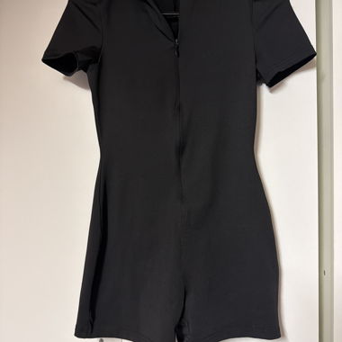 Combinaison noire zippée