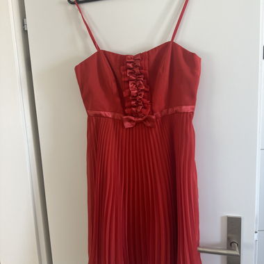 Rotes Trägerkleid
