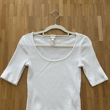 Weisses T-Shirt gerafft