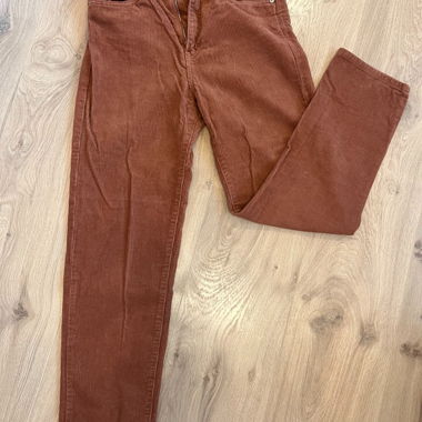 Pantalon en velours côtelé brun rouille