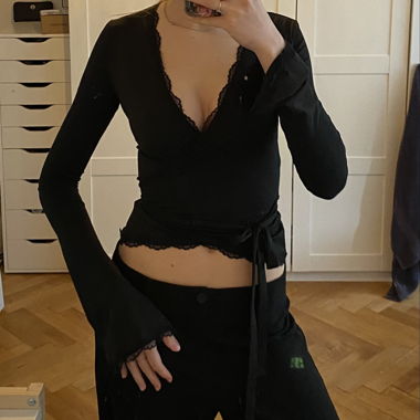 Schwarzes Wickel-Longsleeve mit Spitze