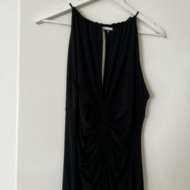 Robe noir midi ouverte dos et poitrine 