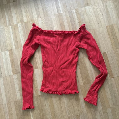 Maglia rossa off-shoulder a maniche lunghe, S
