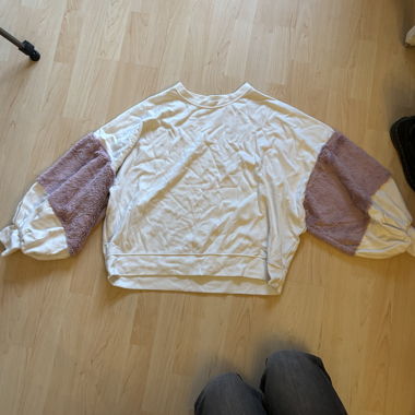 Weisser pullover mit flauschigen pinken streifen