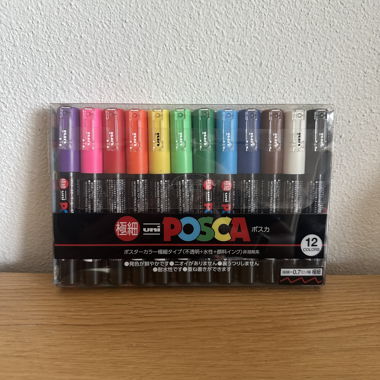 Set di pennarelli Uni Posca da 12