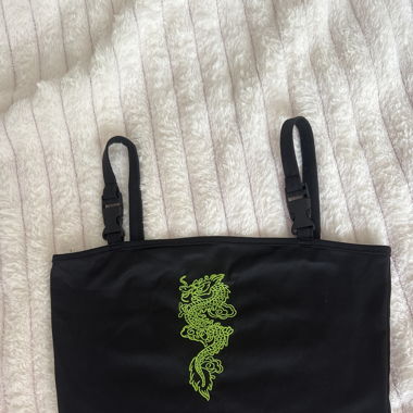 Haut noir avec dragon vert