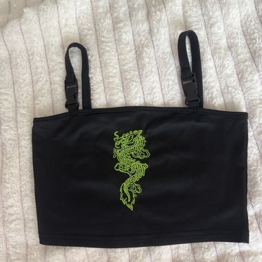 Haut noir avec dragon vert