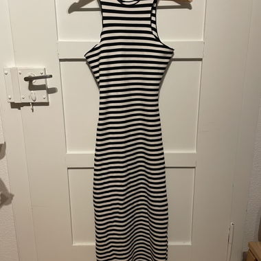 Abito a righe con cut-out