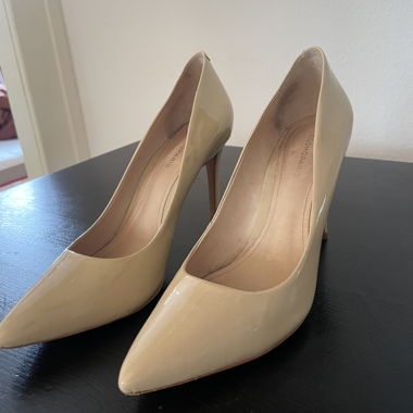 COSMOPARIS beige patent high heels