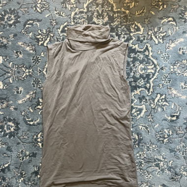 Top grigio senza maniche con collo alto