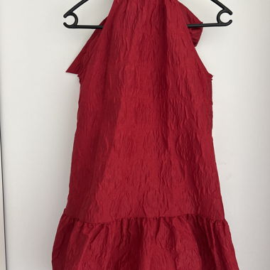 Abito rosso con scollo a spalla scoperta