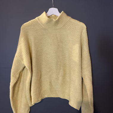 Maglione giallo a collo alto