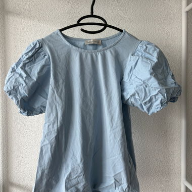 Hellblaue Bluse mit Puffaermeln