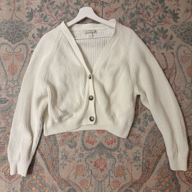 Cardigan blanc côtelé à boutons sur le devant