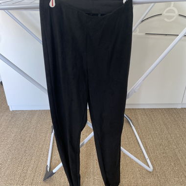 Pantaloni neri in tessuto di camoscio