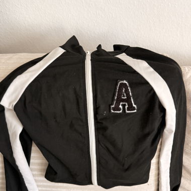 Veste zippée noire à rayures blanches