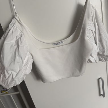 Top Zara con maniche a sbuffo