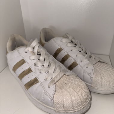 Baskets blanches avec détails dorés