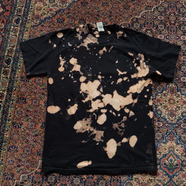 Upgecyceltes gebleichtes T-Shirt
