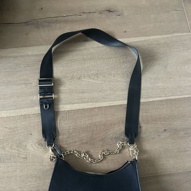 Schwarze Handtasche mit Goldkette 