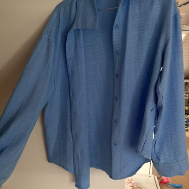 Blusa blu a maniche lunghe