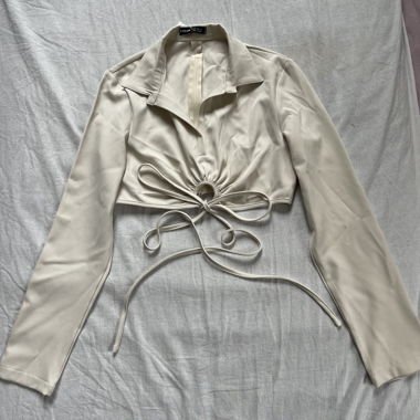 Camicia cropped con fiocco di stile