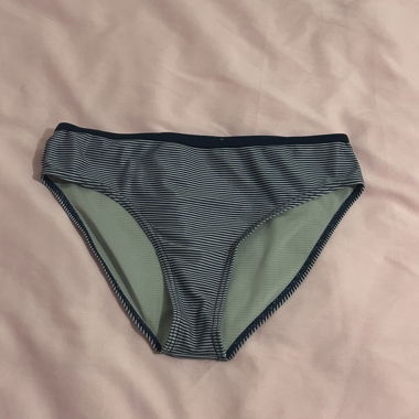 Slip bikini a righe blu navy e bianche