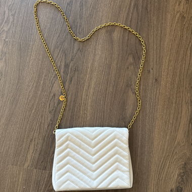 Sac bandoulière matelassé blanc à chaîne dorée