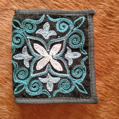 Embroidered fabric wallet with velvet
