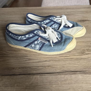 Baskets Kawasaki bleues à imprimé floral