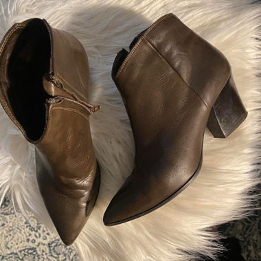 Stivaletti in pelle marrone con tacco