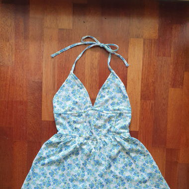 jumpsuit mit blauen blumen