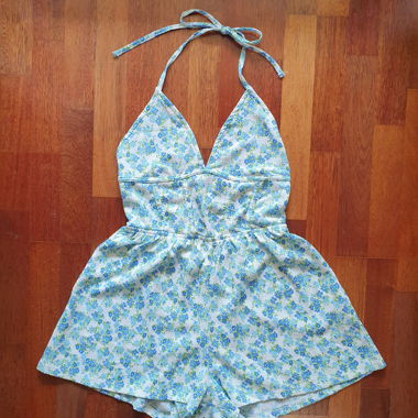 jumpsuit mit blauen blumen