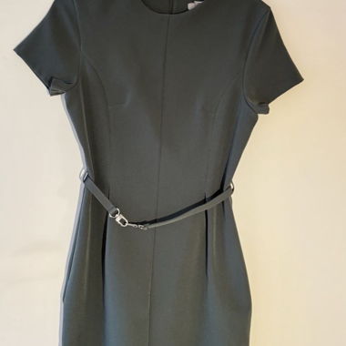Graues Etuikleid mit Gürtel H&M