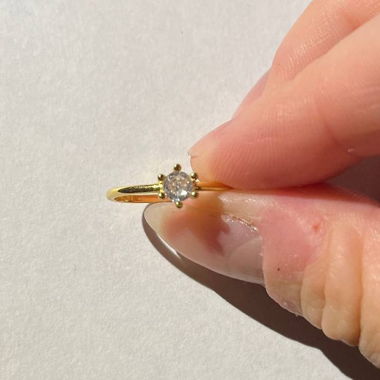 Anello in oro con pietra