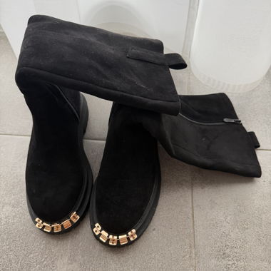 Schwarze Wildlederstiefel