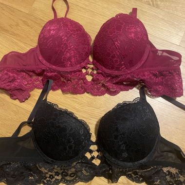 2 reggiseni in pizzo neri e rossi