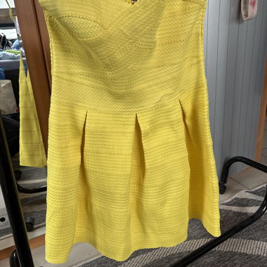 Abito corto giallo con spalline sottili