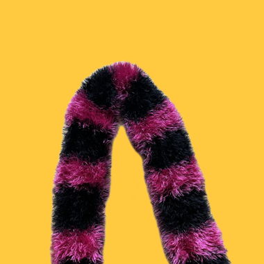 Flauschiger Schal – schwarz-pink gestreift