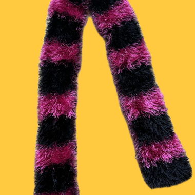 Fluffy scarf – black-pink striped