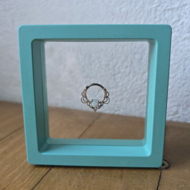 Piercing de septum avec opale et design à chaîne