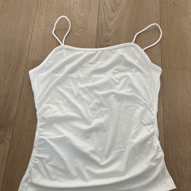 Top bianco con spalline sottili