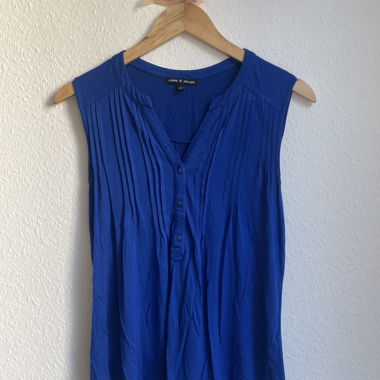 Blouse bleue sans manches