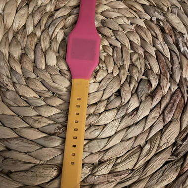 Digitale Uhr rosa und gelb