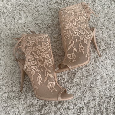 Sandales à talons roses en dentelle