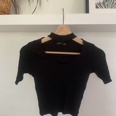 T-shirt nero con choker – Schwarzes T-Shirt