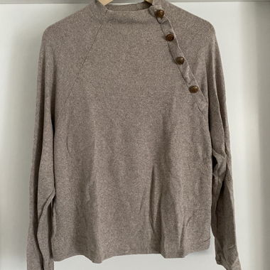 Maglione H&M con dettagli a bottoni